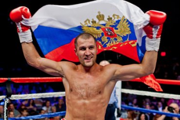 Россиянин защитил чемпионский титул в бою с украинским боксером