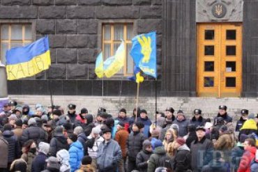 Участники «Евромайдана» с самого утра блокируют Кабмин