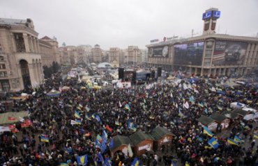 Вече на Майдане началось с молитвы