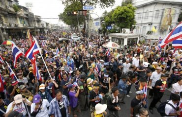 Из-за массовых протестов в Таиланде распустили парламент