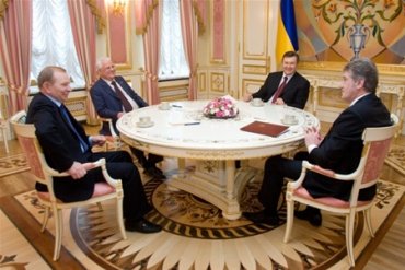 Янукович согласился сесть за стол переговоров