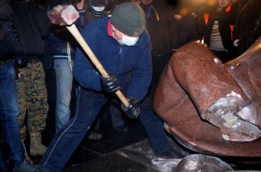 Пресс-служба Ющенко заявила, что памятник Ленину снесли по закону