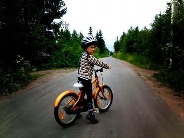 Как ребенка научить езде на велосипеде