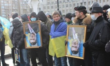 Жительнице Луцка светит четыре года за перевернутый портрет Януковича