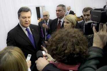 Янукович дал понять, что отставки Азарова не будет