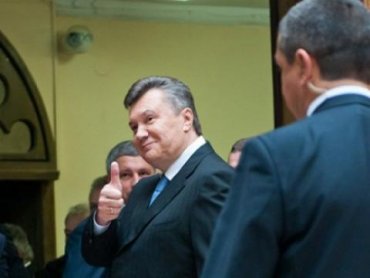 Янукович сбежал от журналистов