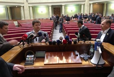 Оппозиция собирает подписи за отставку Азарова