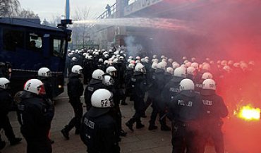 Полиция Гамбурга разогнала демонстрантов водометами