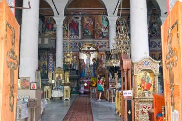 Большинство россиян считают себя верующими, но в церковь не ходят