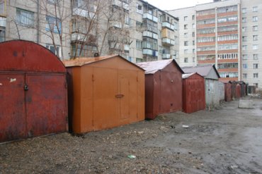 Украинцев обяжут платить за гаражи и сараи