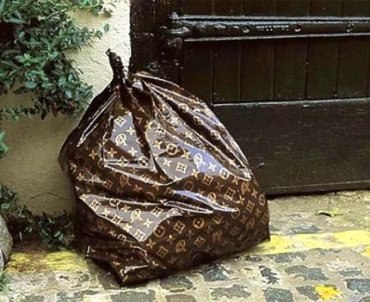 В Англии неизвестный оставил для церкви 100 тысяч фунтов в мусорном контейнере