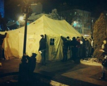В палатке на Евромайдане изнасиловали женщину