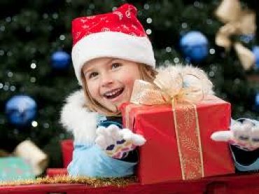 Как вручить подарок ребенку на Новый Год