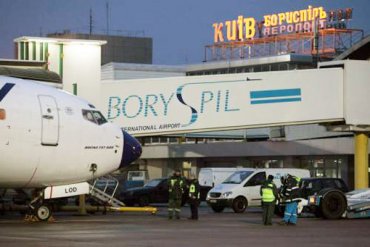 Сотрудники «Борисполя» разрисовали самолет «Аэрофлота» матерной кричалкой про Путина