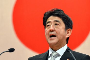 Премьер Японии намерен разрешить территориальный спор с Россией