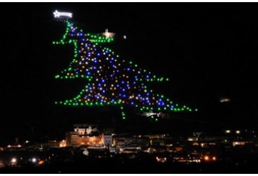 Папа Франциск зажег самую большую Рождественскую елку в мире