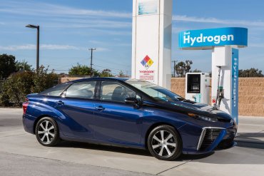 В Японии начались продажи первого в мире серийного автомобиля с водородным двигателем