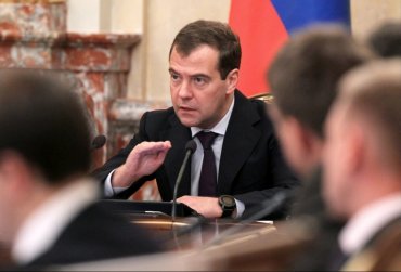 Медведев создал комиссию по оказанию помощи жителям Донбасса