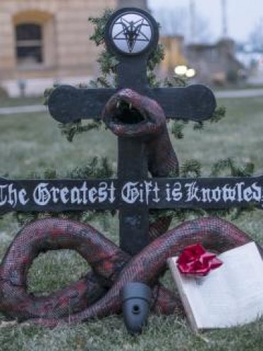 В США сатанисты установили богохульный крест, чтобы высмеять Рождество