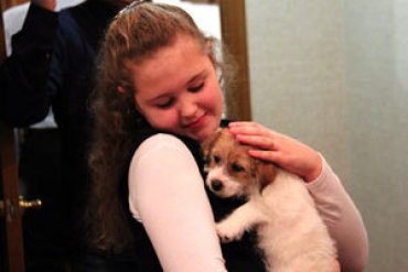 Путин подарил девочке из Москвы собаку