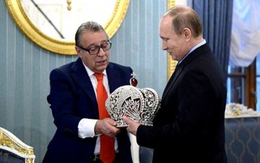 Хазанов вручил Путину корону императора