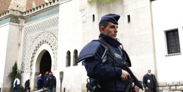 Около 160 экстремистских мечетей во Франции будут закрыты