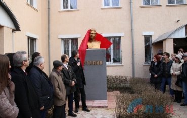 В Луганске российские коммунисты открыли памятник Сталину