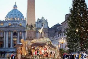 Гигантская рождественская елка установлена на площади св. Петра в Ватикане