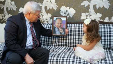 Путин подарил девочке свое фото в рамке