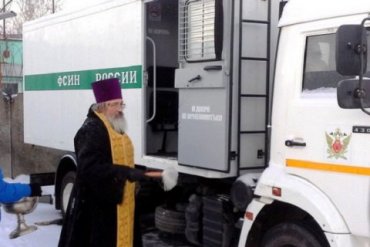 В Москве священник РПЦ освятил автозаки