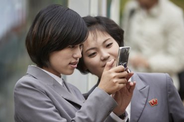 В КНДР появился новый класс людей – с мобильными телефонами