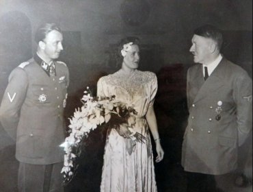 Впервые опубликованы свадебные фотографии Гитлера