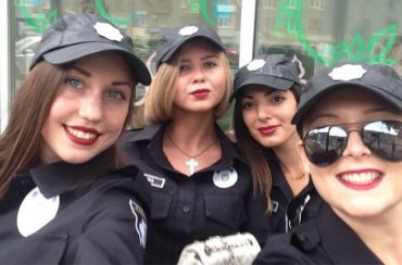 В Запорожье подрались девушки-полицейские