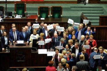 Голосование в польском Сейме привело к парламентскому кризису