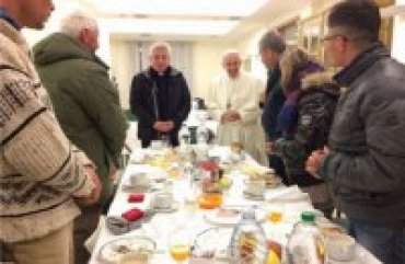 Папа Франциск в день своего 80-летия позавтракал с бездомными
