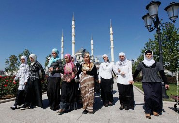 В Чечне сотрудниц госучреждений заставляют ходить на работу в хиджабе