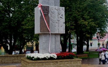 В Польше снесли советский памятник, чтобы поставить рождественскую елку