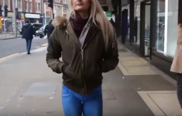 В Лондоне модель прогулялась в нарисованных джинсах