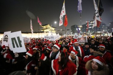 В Сеуле тысячи Санта-Клаусов требовали ареста президента Южной Кореи