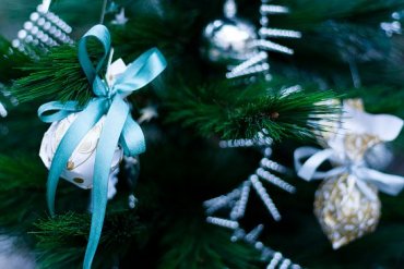 Ночью в России соседка украла у семьи новогоднюю елку