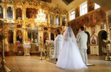 РПЦ запретила венчать однополые пары