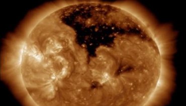 Ученые заявили об огромной дыре на Солнце