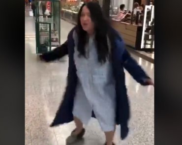 Лолита Милявская в странном виде позорно станцевала в аэропорту Нью-Йорка