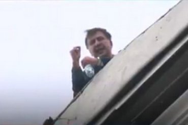 Саакашвили сидит на крыше 8-этажного дома и грозится спрыгнуть