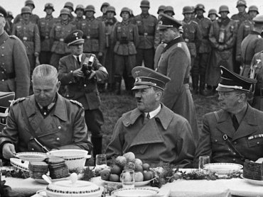 Житель Винницы продает тарелку Гитлера