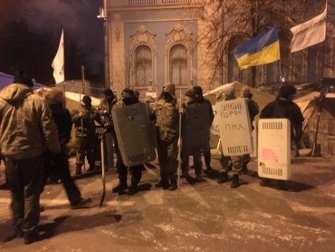 Порошенко назвал протесты под Радой вражеской «гоп-компанией»