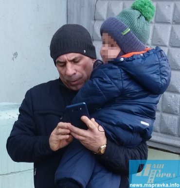 В Запорожской области мужчина с ребенком на руках открыл стрельбу из пистолета по прохожим