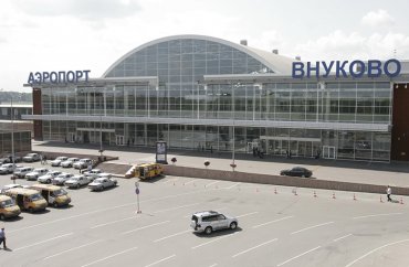 В московском аэропорту стюардесса выпала из самолета