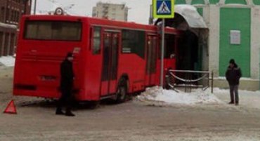 В Казани автобус въехал в двери мечети