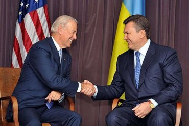 Байден признался, что посоветовал Януковичу бежать из Украины